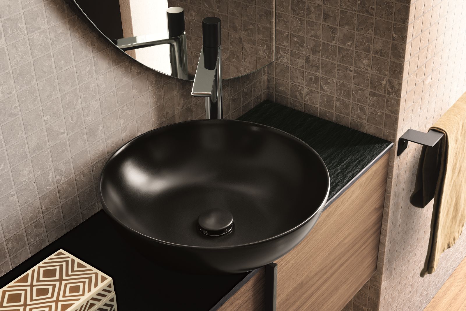 La composizione Essenze di Archeda in bi-melaminico Poronoce Nazionale ha particolari laccati nero opaco. Il top è in gres Ardesia Nero a spacco con lavabo in ceramica nera opaca FINE 42 che misura Ø 42 x H 13,5 cm. Lo specchio Sputnik è dotato di LED perimetrale. Il mobile lavabo misura L 135 x P 35 x H 37,5 cm. Prezzo della composizione, Iva esclusa, 3.455 euro. www.archeda.eu
