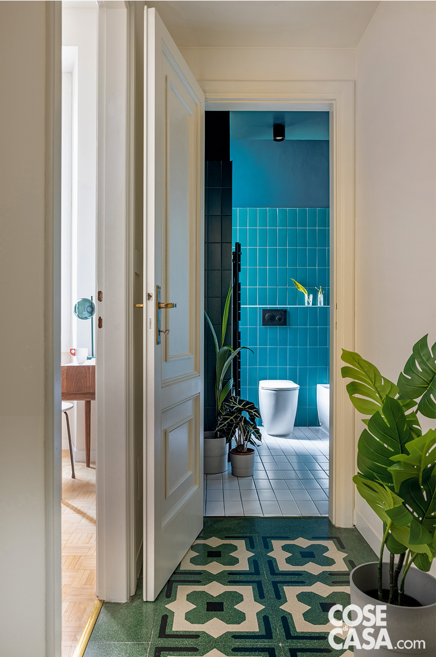 Ingresso nel bagno dal corridoio con cementine esistenti a terra Ingresso nel bagno dal corridoio con cementine esistenti a terra