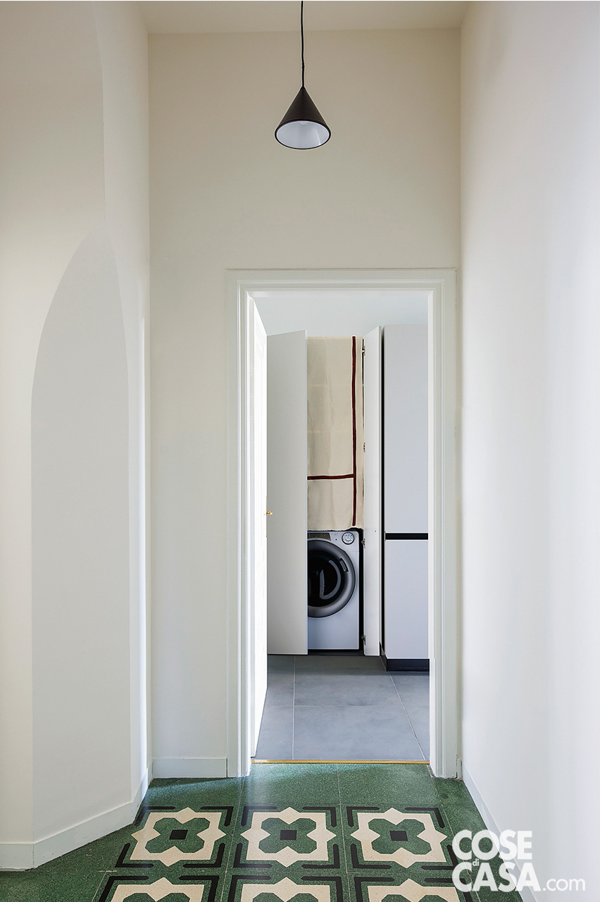 Corridoio con cementine verdi originali della casa Corridoio con cementine verdi originali della casa