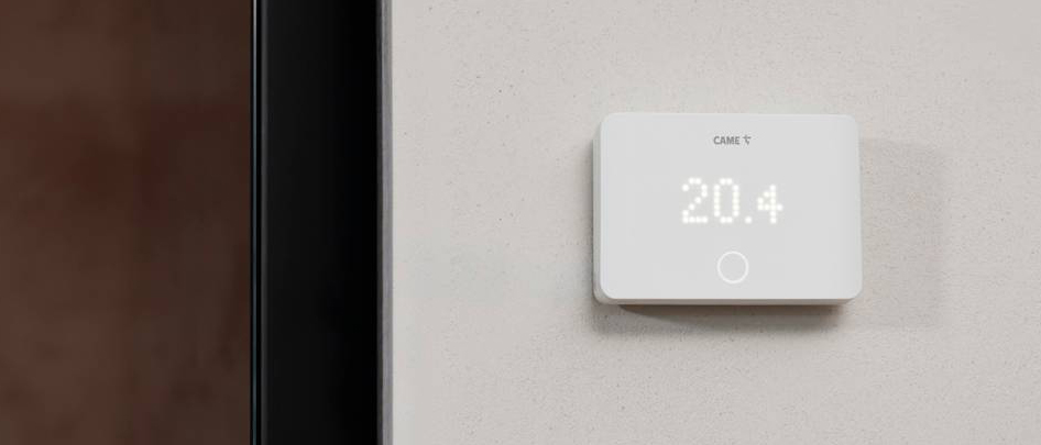 Il cronotermostato TH/ONE di Came, che si mimetizza perfettamente alle pareti di casa, può connettersi a tutti gli assistenti vocali. Facile da gestire, è in grado di rilevare automaticamente la temperatura che può essere cambiata manualmente. La luce a corona sul tasto meccanico indica, attraverso colori diversi RGB, lo stato (acceso/spento) sia del cronotermostato sia dell’impianto di riscaldamento, mentre un sensore di luminosità permette di controllare l’intensità della luce per adattarne l’utilizzo anche durante la notte. Prezzo 117 euro. www.came.com Il cronotermostato TH/ONE di Came, che si mimetizza perfettamente alle pareti di casa, può connettersi a tutti gli assistenti vocali. Facile da gestire, è in grado di rilevare automaticamente la temperatura che può essere cambiata manualmente. La luce a corona sul tasto meccanico indica, attraverso colori diversi RGB, lo stato (acceso/spento) sia del cronotermostato sia dell’impianto di riscaldamento, mentre un sensore di luminosità permette di controllare l’intensità della luce per adattarne l’utilizzo anche durante la notte. Prezzo 117 euro. www.came.com