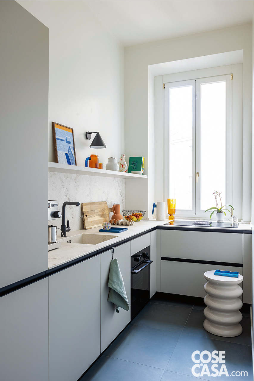 Cucina bianca angolare con piano cottura sottofinestra Cucina bianca angolare con piano cottura sottofinestra