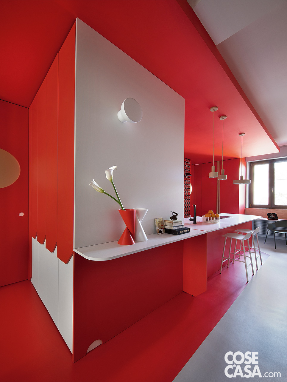 cucina con penisola binca e rossa