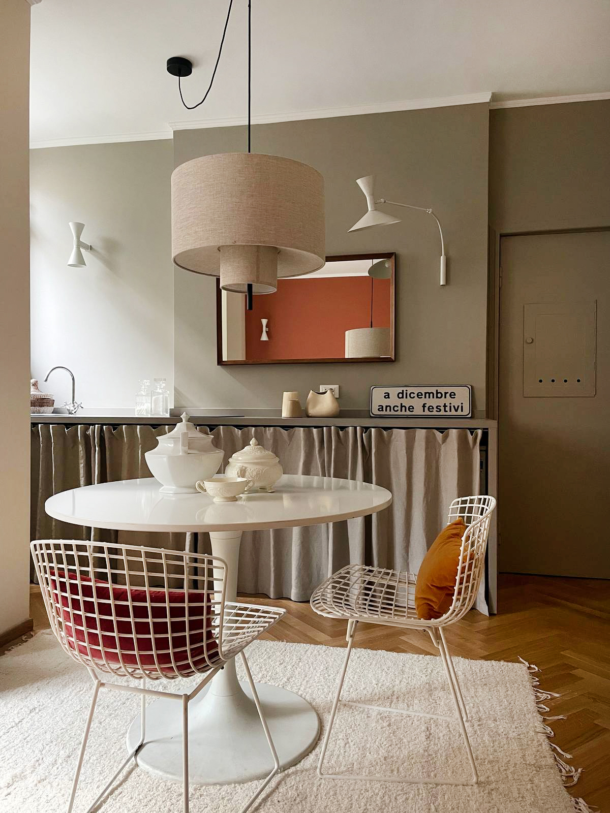 Cucina dopo la ristrutturazione, con tenda sotto lavello e tavolo rotondo bianco Cucina dopo la ristrutturazione, con tenda sotto lavello e tavolo rotondo bianco