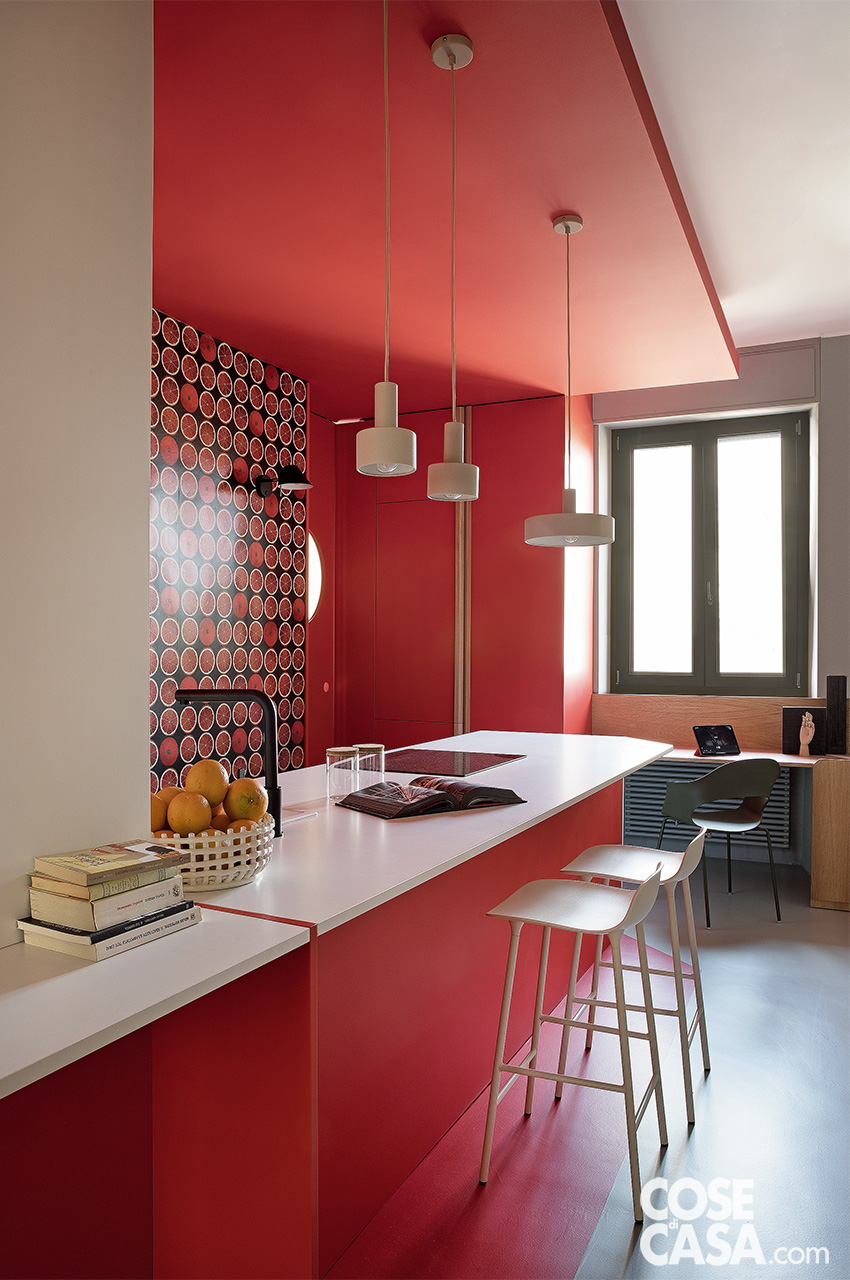 cucina rossa e bianca con zona cottura snack