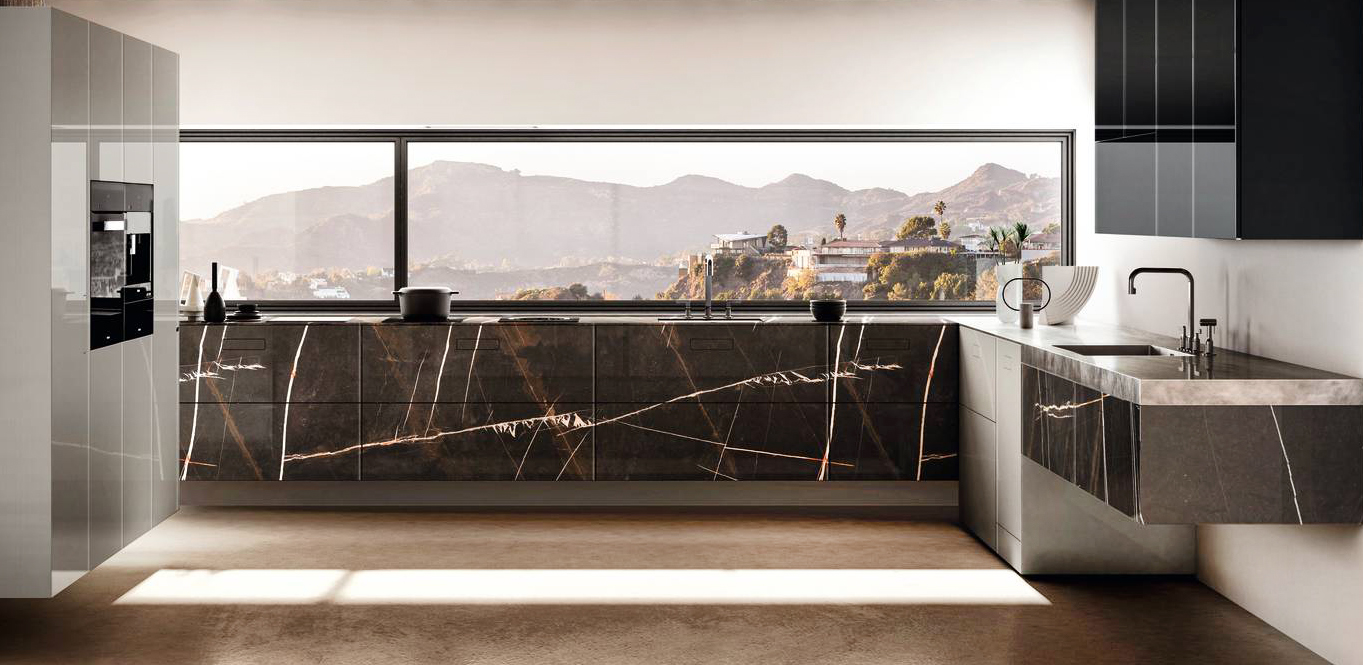 La cucina sospesa 36e8 di Lago è posizionata sotto la grande finestra rettangolare ed è caratterizzata dalle ante in vetro effetto marmo, prive di maniglie, per dare continuità alla venatura. Lateralmente trova posto la dispensa sospesa con un design moderna e una raffinata colorazione neutra. Prezzo su richiesta. www.lago.it La cucina sospesa 36e8 di Lago è posizionata sotto la grande finestra rettangolare ed è caratterizzata dalle ante in vetro effetto marmo, prive di maniglie, per dare continuità alla venatura. Lateralmente trova posto la dispensa sospesa con un design moderna e una raffinata colorazione neutra. Prezzo su richiesta. www.lago.it