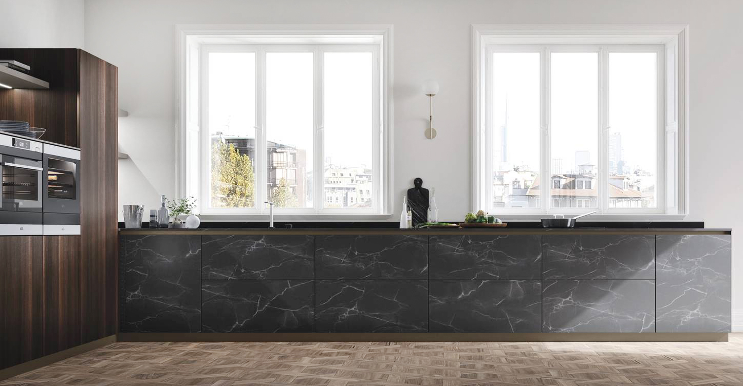 Le basi lineari e compatte della composizione AL32 di Arrex Le Cucine mettono in evidenza le due grandi finestre con vista sulla città; le ante in HPL con telaio Bronzo sono caratterizzate da una venatura effetto marmo. La mensola in Fenix Grigio Londra con luce led integrata si innesta tra gli elementi laterali in Eucalipto Affumicato. Un modulo base da 60 cm, prezzo a partire da 351 euro + Iva. www.arrex.it Le basi lineari e compatte della composizione AL32 di Arrex Le Cucine mettono in evidenza le due grandi finestre con vista sulla città; le ante in HPL con telaio Bronzo sono caratterizzate da una venatura effetto marmo. La mensola in Fenix Grigio Londra con luce led integrata si innesta tra gli elementi laterali in Eucalipto Affumicato. Un modulo base da 60 cm, prezzo a partire da 351 euro + Iva. www.arrex.it