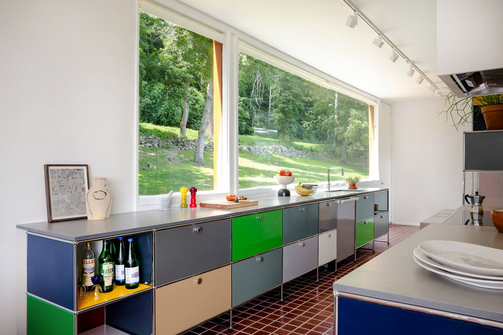Riprendono i colori del paesaggio che si può ammirare dalla finestra i moduli della cucina USM Haller di USM Modular Furniture: hanno la struttura caratterizzata da pannelli in metallo pieno e perforato, verniciato a polvere, nei colori USM verde, grigio e antracite e bianco puro. Sono stati aggiunti il lavabo e la rubinetteria e inseriti gli elettrodomestici, come la lavastoviglie. Prezzo su progetto. www.usm.com Riprendono i colori del paesaggio che si può ammirare dalla finestra i moduli della cucina USM Haller di USM Modular Furniture: hanno la struttura caratterizzata da pannelli in metallo pieno e perforato, verniciato a polvere, nei colori USM verde, grigio e antracite e bianco puro. Sono stati aggiunti il lavabo e la rubinetteria e inseriti gli elettrodomestici, come la lavastoviglie. Prezzo su progetto. www.usm.com