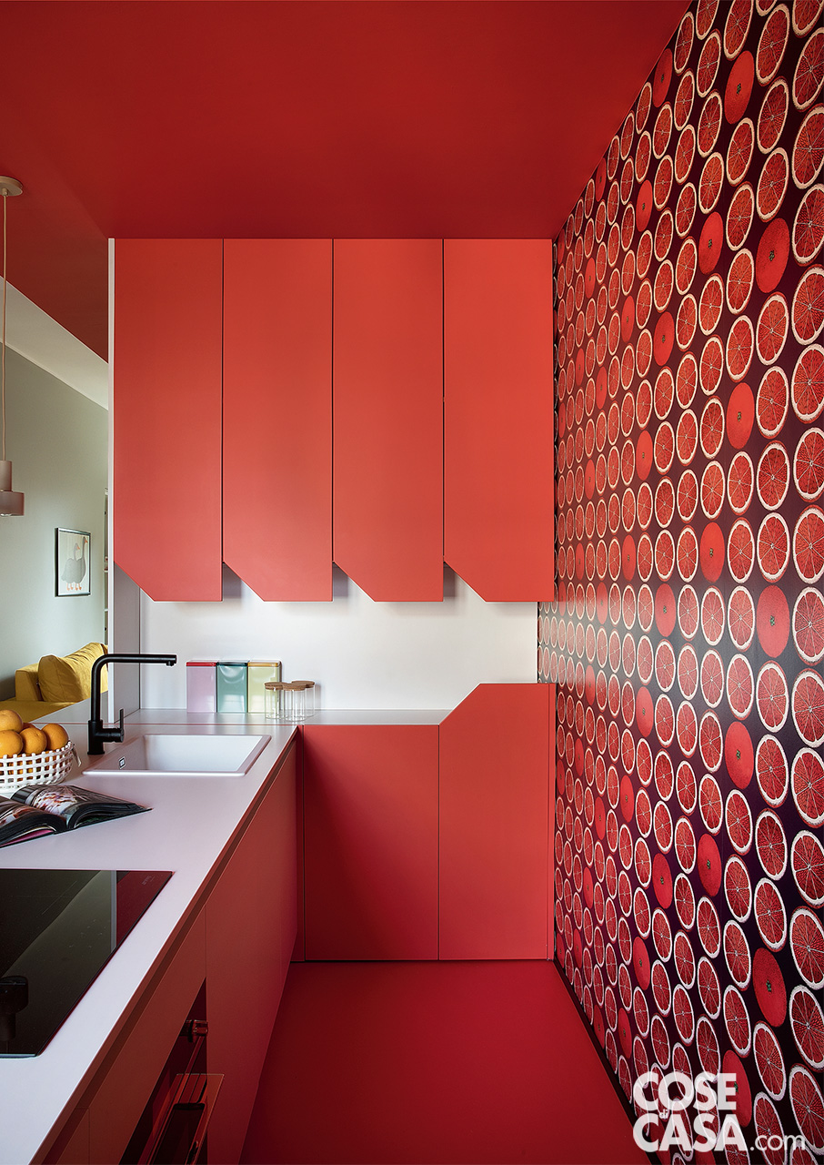 cucina stretta e lunga rossa e bianca