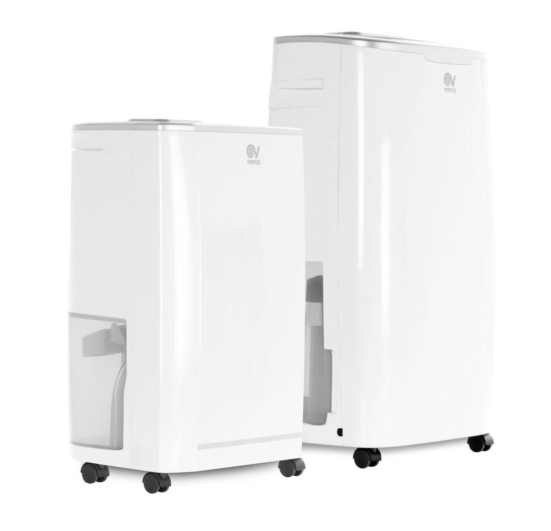 L’aria carica di umidità entra in Deumido Evo di Vortice passando dal filtro anti-polvere e dal filtro ai carboni attivi e attraversa l’evaporatore dove l’umidità in eccesso condensa e si raccoglie nel serbatoio. Grazie alla griglia di mandata dell’aria deumidificata posizionata verso l’alto, può facilitare l’asciugatura dei panni eventualmente appesi sopra l’apparecchio. La gamma si compone di 3 modelli: Deumido 10 EVO, 14 Evo e 20 Evo differenti per dimensioni e prestazioni. Gli apparecchi sono facilmente trasportabili grazie a una coppia di maniglie e 4 rotelle. Deumido 10 Evo ha portata max di 130 mc/h con 10 l/giorno di umidità asportata, misura L 30 x P 20 x H 45 cm. Prezzo 677 euro. www.vortice.it L’aria carica di umidità entra in Deumido Evo di Vortice passando dal filtro anti-polvere e dal filtro ai carboni attivi e attraversa l’evaporatore dove l’umidità in eccesso condensa e si raccoglie nel serbatoio. Grazie alla griglia di mandata dell’aria deumidificata posizionata verso l’alto, può facilitare l’asciugatura dei panni eventualmente appesi sopra l’apparecchio. La gamma si compone di 3 modelli: Deumido 10 EVO, 14 Evo e 20 Evo differenti per dimensioni e prestazioni. Gli apparecchi sono facilmente trasportabili grazie a una coppia di maniglie e 4 rotelle. Deumido 10 Evo ha portata max di 130 mc/h con 10 l/giorno di umidità asportata, misura L 30 x P 20 x H 45 cm. Prezzo 677 euro. www.vortice.it