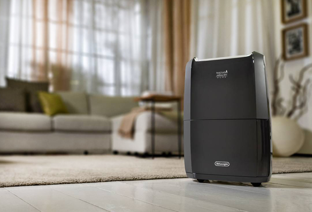 Il deumidificatore Tasciugo AriaDry Multi DDSX di De'Longhi rimuove ogni giorno fino a 21 litri di umidità in eccesso dall’aria. Per controllare funzioni e impostazioni è gestibile da app o da display elettronico. Funziona anche da purificatore ed è efficace in ambienti gran di fino a 90 mc. Regolabile su 3 velocità, ha tanica da 5 litri. Misura L 38 x P 26 x H 60 cm. Prezzo 689,99 euro. www.delonghi.it Il deumidificatore Tasciugo AriaDry Multi DDSX di De'Longhi rimuove ogni giorno fino a 21 litri di umidità in eccesso dall’aria. Per controllare funzioni e impostazioni è gestibile da app o da display elettronico. Funziona anche da purificatore ed è efficace in ambienti gran di fino a 90 mc. Regolabile su 3 velocità, ha tanica da 5 litri. Misura L 38 x P 26 x H 60 cm. Prezzo 689,99 euro. www.delonghi.it