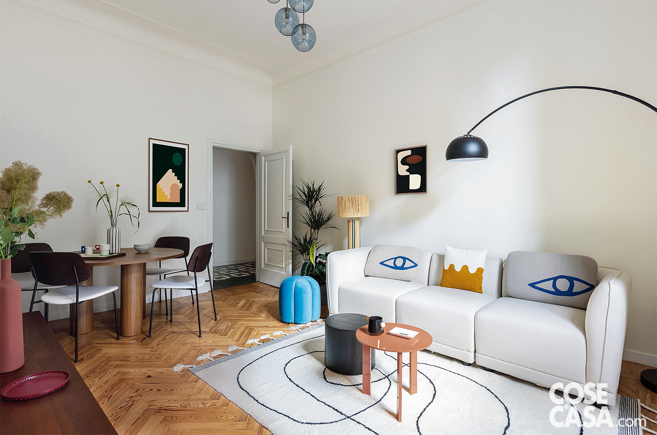 Soggiorno  di 17 mq con zona relax e pranzo con lampada da terra ad arco Soggiorno  di 17 mq con zona relax e pranzo con lampada da terra ad arco