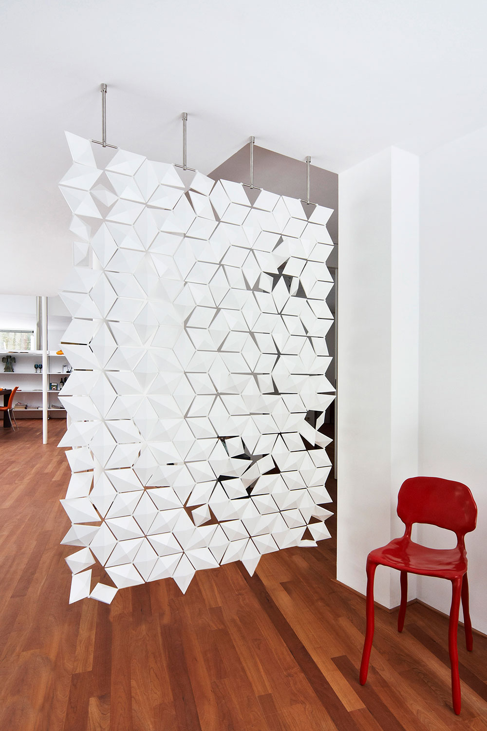 È composto da una serie di elementi geometrici sfaccettati, in grado di ruotare in modo indipendente per dare vita ad un gioco di luci, il divisorio sospeso Facet di Bloomming. È  realizzato in PCABS bianco ed è completamente riciclabile, ignifugo, resistente ai raggi UV, antistaico e facile da pulire. Misura L 136 x H 187/210 cm. Prezzo 1.659 euro. https://bloomming.com È composto da una serie di elementi geometrici sfaccettati, in grado di ruotare in modo indipendente per dare vita ad un gioco di luci, il divisorio sospeso Facet di Bloomming. È  realizzato in PCABS bianco ed è completamente riciclabile, ignifugo, resistente ai raggi UV, antistaico e facile da pulire. Misura L 136 x H 187/210 cm. Prezzo 1.659 euro. https://bloomming.com