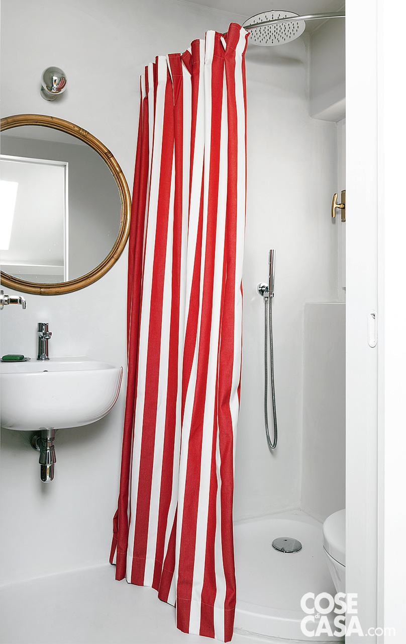doccia con tenda bianca e rossa doccia con tenda bianca e rossa