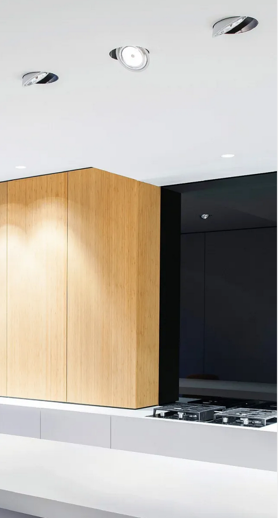 Fissi e direzionabili: a plafone sono inseriti faretti a incasso, fissi sopra i fuochi e direzionabili al centro stanza. Foto di Delta Light, http://www.deltalight.it Fissi e direzionabili: a plafone sono inseriti faretti a incasso, fissi sopra i fuochi e direzionabili al centro stanza. Foto di Delta Light, http://www.deltalight.it