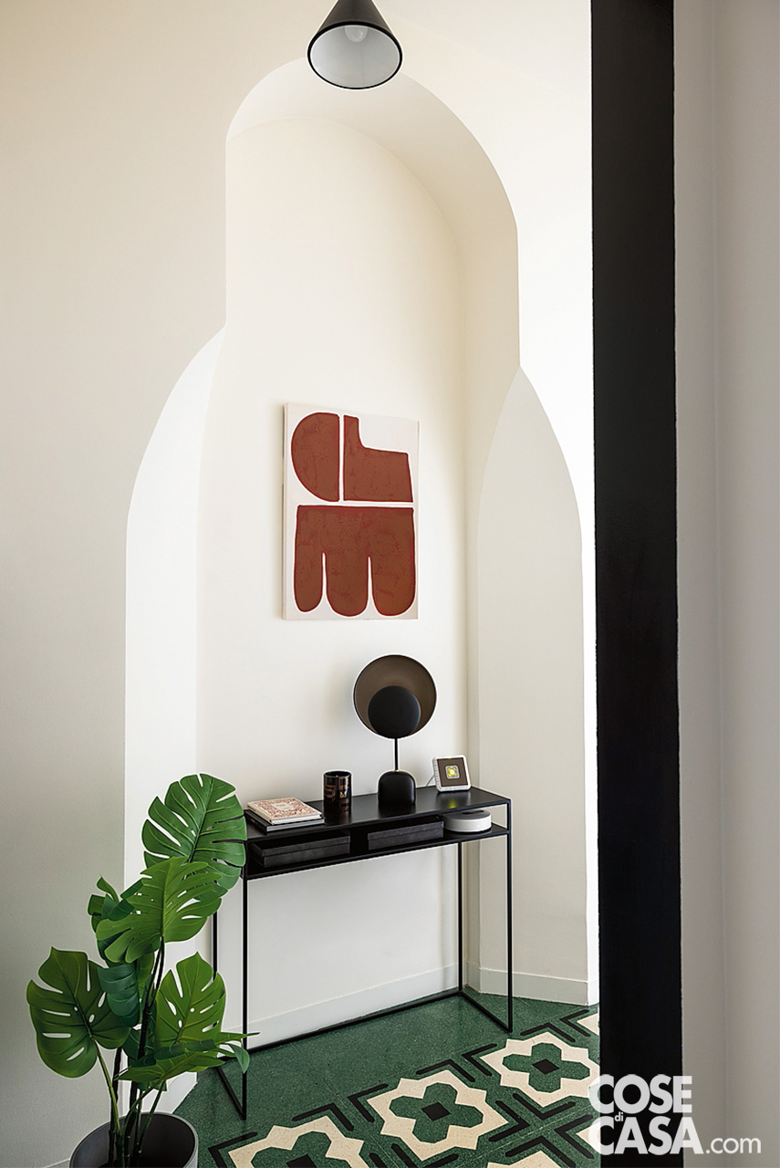 Ingresso con consolle nera in una delle nicchie esistenti Ingresso con consolle nera in una delle nicchie esistenti