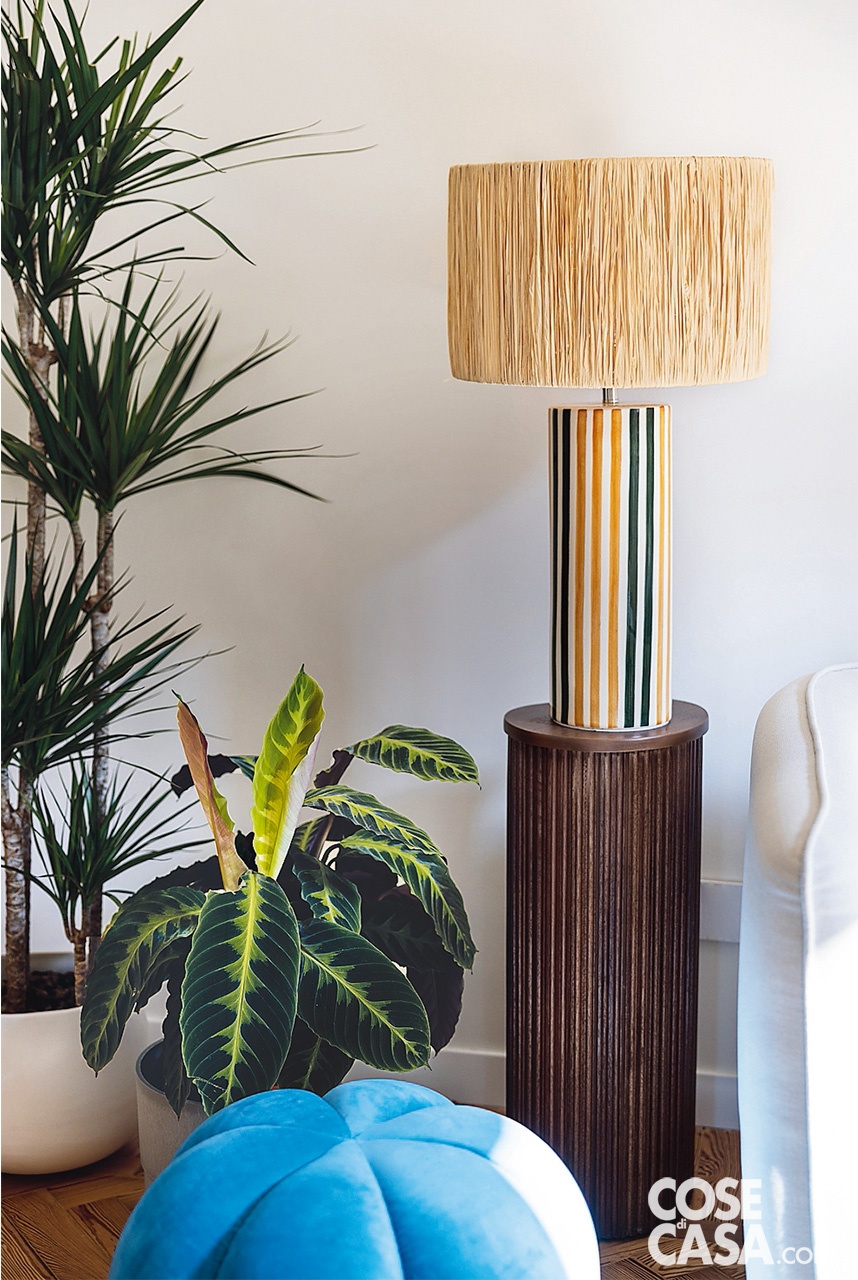 Lampada da tavolo con base in ceramica appoggiata su un supporto cilindrico in legno Lampada da tavolo con base in ceramica appoggiata su un supporto cilindrico in legno