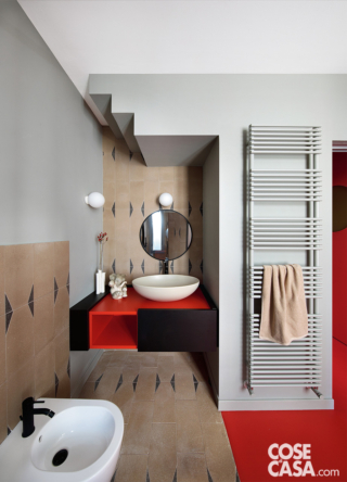 lavabo bagno su mobile laccato rosso e nero lavabo bagno su mobile laccato rosso e nero