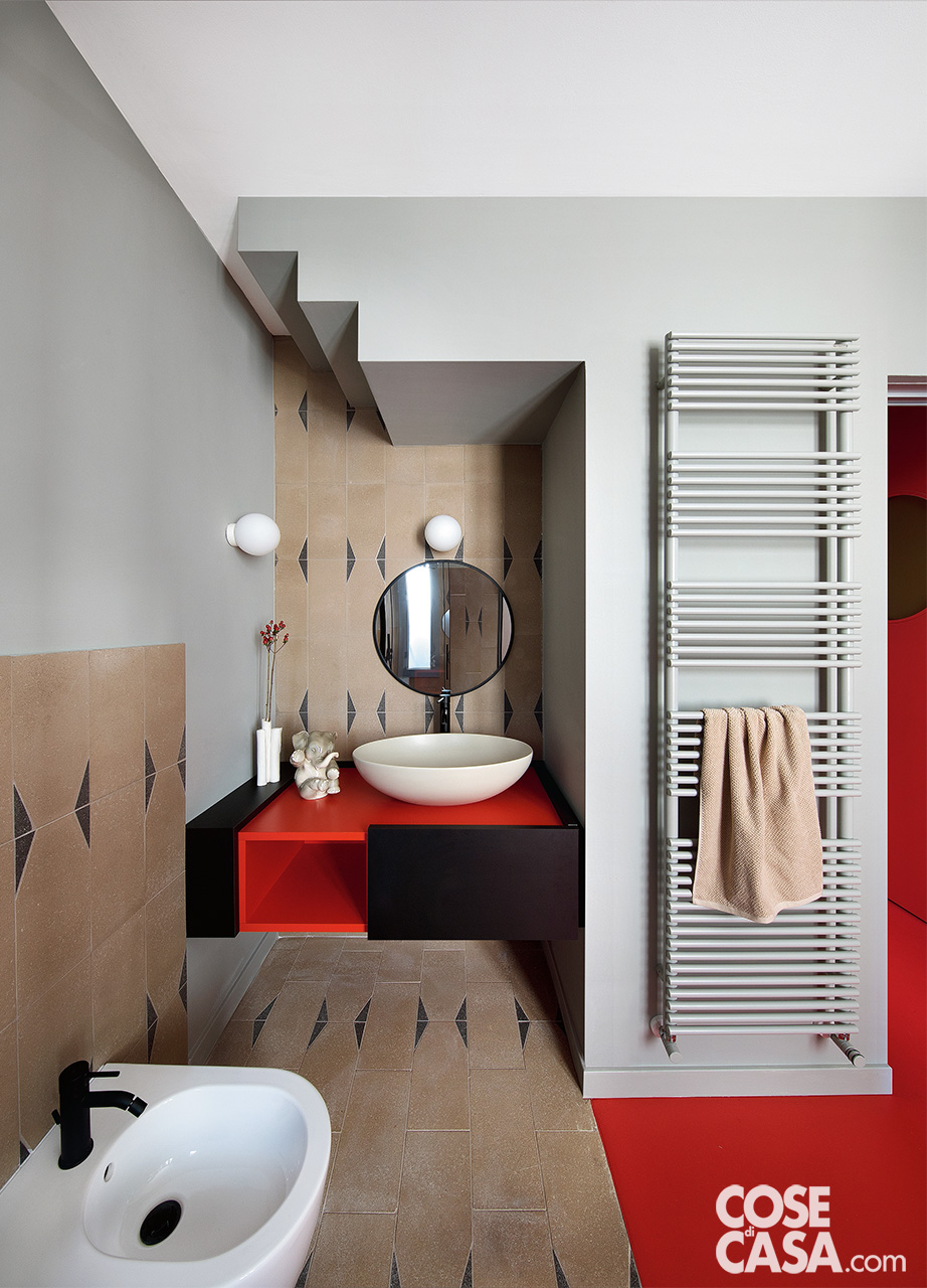 lavabo bagno su mobile laccato rosso e nero