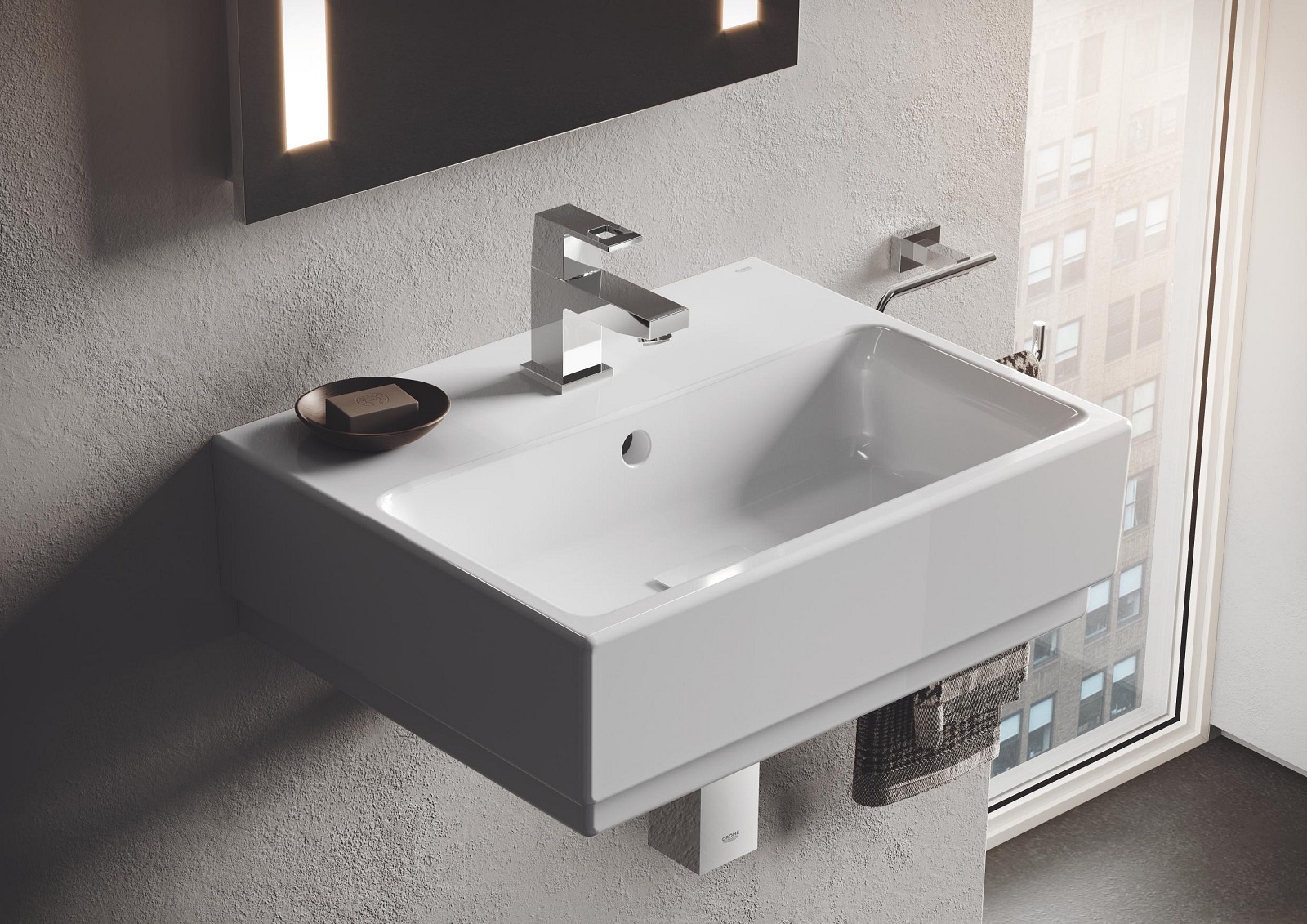 È caratterizzato da linee pure e forme essenziali il lavabo Cube Ceramic 45 di Grohe. È realizzato in fine fire clay bianco europeo lucido, una superficie estremamente resistente. La finitura Grohe PureGuard inibisce i batteri e respinge sporco e calcare rendendolo sempre splendente e facile da pulire. Misura L 45,5 x P 35 cm. Prezzo 369,05 euro. www.grohe.it