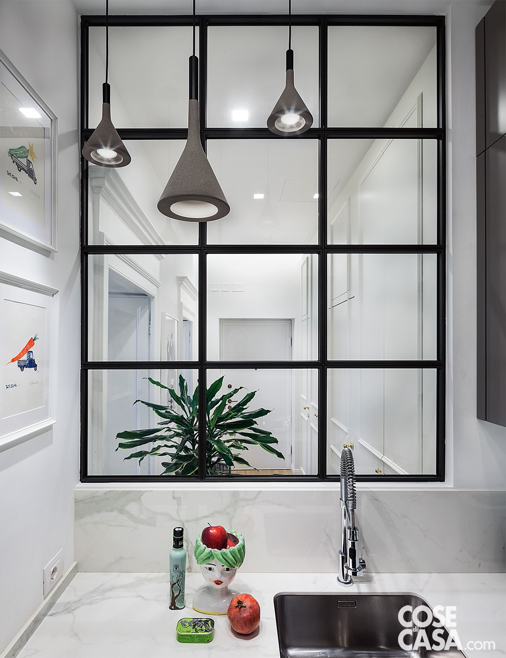 Cucina con porzione vetrata a parete che separa dal corridoio