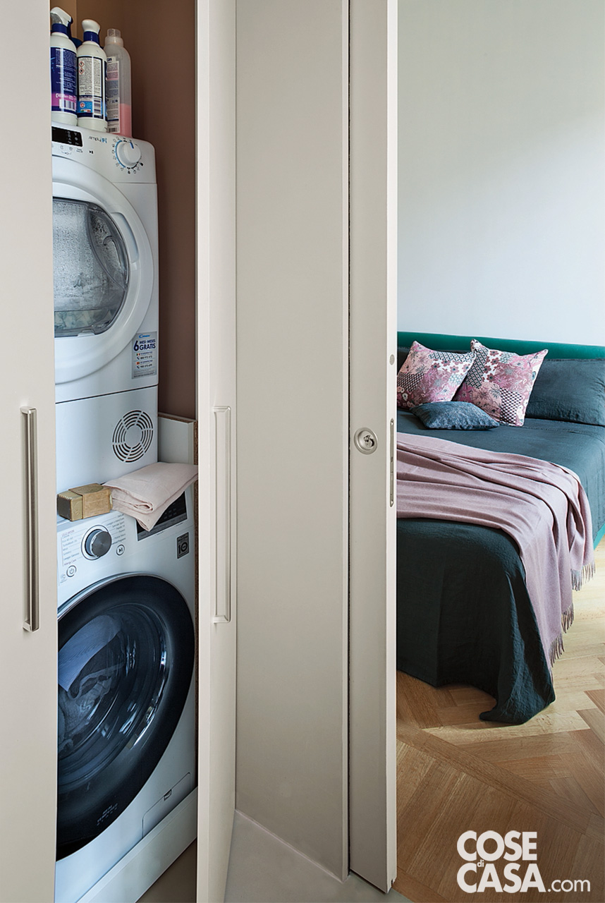 Colonna lavanderia ricavata nel mobile del bagno en suite