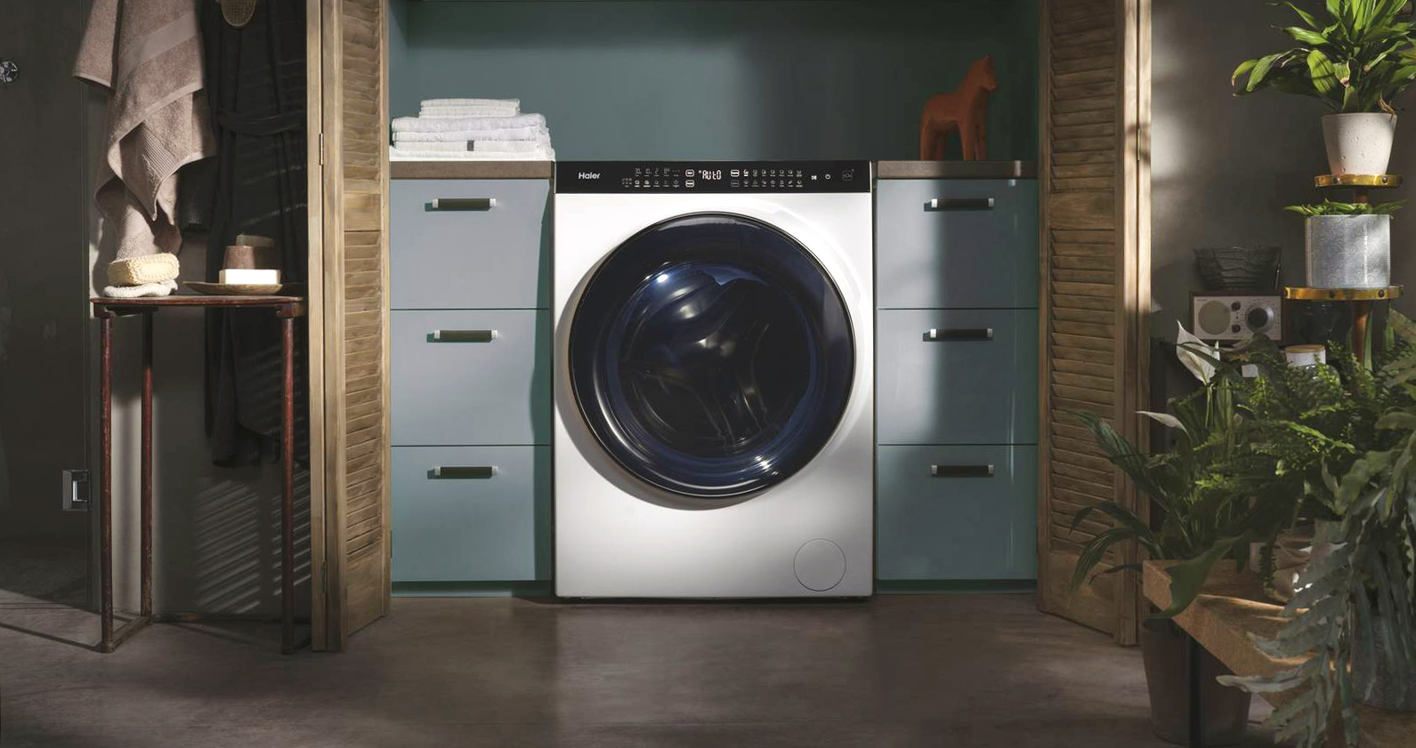 La lavasciuga SuperDrum HWD100-BD1499U1N Serie 9 di Haier, in classe di emissione sonora A con soli 69 decibel, ha 14 programmi e lava fino a 10 kg asciugandone 6. Il sistema Smart Dosing calcola in modo intelligente la quantità esatta di detersivo e ammorbidente necessaria per risultati impeccabili, analizzando il peso del bucato. È dotata di luce interna. Misura L 70 x P 46 x H 98,5 cm. Prezzo 1.489 euro. www.haier-europe.com/it La lavasciuga SuperDrum HWD100-BD1499U1N Serie 9 di Haier, in classe di emissione sonora A con soli 69 decibel, ha 14 programmi e lava fino a 10 kg asciugandone 6. Il sistema Smart Dosing calcola in modo intelligente la quantità esatta di detersivo e ammorbidente necessaria per risultati impeccabili, analizzando il peso del bucato. È dotata di luce interna. Misura L 70 x P 46 x H 98,5 cm. Prezzo 1.489 euro. www.haier-europe.com/it