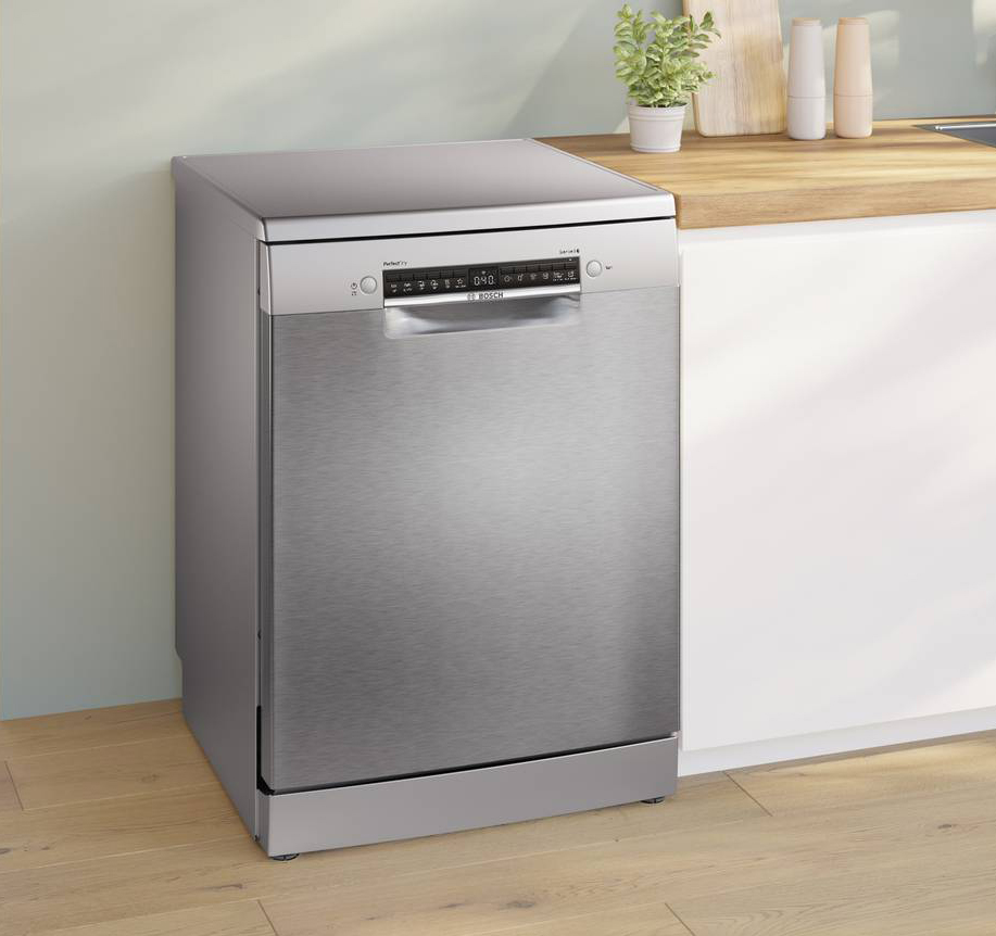 La lavastoviglie Serie 6 SMS6ZCI10E di Bosch con sistema PerfectDry assicura un asciutto impeccabile grazie alla Zeolite, un minerale naturale che sfrutta l’umidità della fase di pulizia rilasciandola nella fase di asciugatura sotto forma di aria calda e secca. Smart, può avere programmi di lavaggio aggiuntivi per esigenze specifiche. È in classe di efficienza energetica B e anche in classe B per emissione sonora poiché ha una rumorosità di 40 decibel. Misura L 60 x P 60 x H 84,5 cm. Prezzo 1.149 euro. www.bosch-home.com/it La lavastoviglie Serie 6 SMS6ZCI10E di Bosch con sistema PerfectDry assicura un asciutto impeccabile grazie alla Zeolite, un minerale naturale che sfrutta l’umidità della fase di pulizia rilasciandola nella fase di asciugatura sotto forma di aria calda e secca. Smart, può avere programmi di lavaggio aggiuntivi per esigenze specifiche. È in classe di efficienza energetica B e anche in classe B per emissione sonora poiché ha una rumorosità di 40 decibel. Misura L 60 x P 60 x H 84,5 cm. Prezzo 1.149 euro. www.bosch-home.com/it