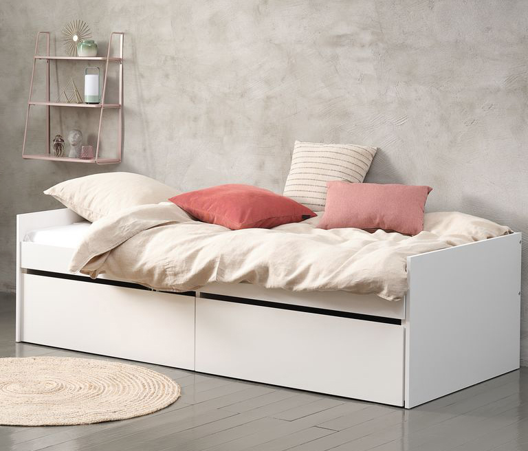 Due grandi cassettoni per Tangbjerg di Jysk, il letto dal design essenziale e compatto, completamente rivestito in lamina bianca che lo rende un arredo “facile”. Le dimensioni contenute consentono di collocarlo anche in una camera piccola. Misura L 99 x P 206 x H 60 cm. Prezzo 265 euro. www.jysk.it Due grandi cassettoni per Tangbjerg di Jysk, il letto dal design essenziale e compatto, completamente rivestito in lamina bianca che lo rende un arredo “facile”. Le dimensioni contenute consentono di collocarlo anche in una camera piccola. Misura L 99 x P 206 x H 60 cm. Prezzo 265 euro. www.jysk.it