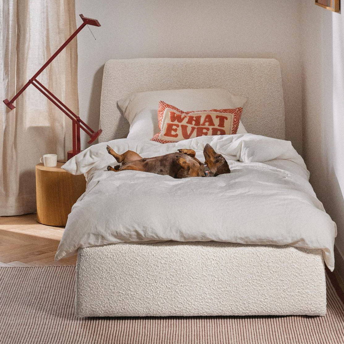 È completamente rivestito in morbido tessuto bouclé bianco latte il letto contenitore Cloud di Westwing Collection. La testiera squadrata ha una forma scultorea e consente di godere di momenti di relax. Misura L 113 x P 235 x H 88 cm. Prezzo 799 euro. www.westwing.it È completamente rivestito in morbido tessuto bouclé bianco latte il letto contenitore Cloud di Westwing Collection. La testiera squadrata ha una forma scultorea e consente di godere di momenti di relax. Misura L 113 x P 235 x H 88 cm. Prezzo 799 euro. www.westwing.it