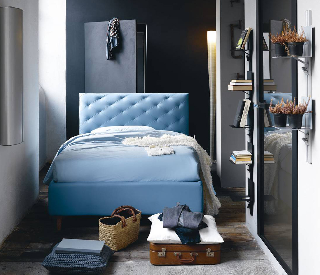 Il letto So Ever di Noctis, dotato del sistema contenitore Folding Box® che permette di sfruttare al meglio lo spazio, ha la testiera imbottita con lavorazione capitonné ed è rivestito in tessuto Mover color fiordaliso.  Misura L 138 x P 228 x H 114 cm. Prezzo a partire da 1.785 euro. www.noctis.it Il letto So Ever di Noctis, dotato del sistema contenitore Folding Box® che permette di sfruttare al meglio lo spazio, ha la testiera imbottita con lavorazione capitonné ed è rivestito in tessuto Mover color fiordaliso.  Misura L 138 x P 228 x H 114 cm. Prezzo a partire da 1.785 euro. www.noctis.it
