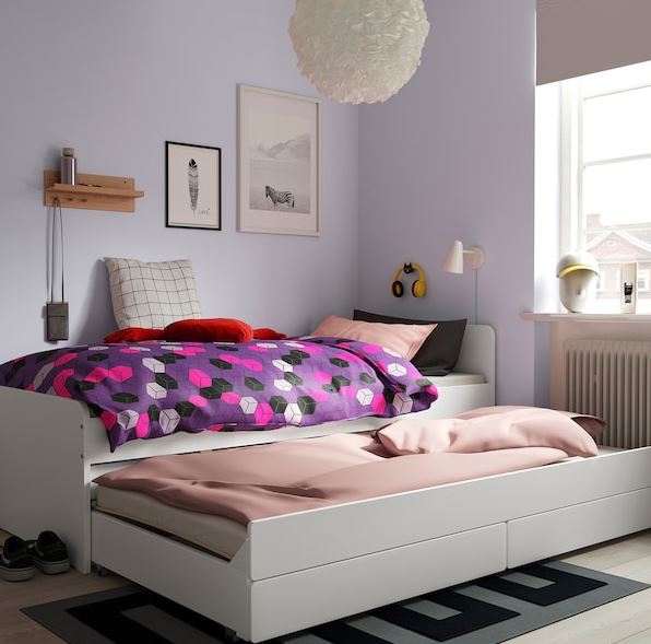 Il letto SLÄKT di Ikea Italia “nasconde” un comodo secondo letto estraibile e due grandi cassetti per le lenzuola e i giocattoli: permette di ospitare una coppia di fratellini anche in una camera di dimensioni ridotte. La struttura bianca ha gli spigoli arrotondati Misura L 96 x P 206 x H 78 cm. Prezzo 269 euro. www.ikea.com Il letto SLÄKT di Ikea Italia “nasconde” un comodo secondo letto estraibile e due grandi cassetti per le lenzuola e i giocattoli: permette di ospitare una coppia di fratellini anche in una camera di dimensioni ridotte. La struttura bianca ha gli spigoli arrotondati Misura L 96 x P 206 x H 78 cm. Prezzo 269 euro. www.ikea.com