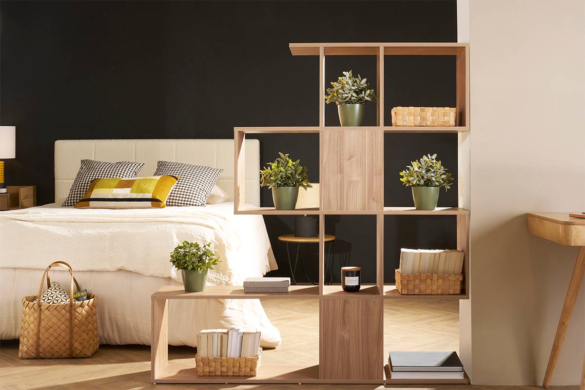 La libreria Como di Miliboo può essere utilizzata per separare due ambienti semplicemente fissando la parte laterale alla parete. È realizzata con pannelli in truciolare nella finitura noce che la rende elegante e raffinata. Misura L 139 x P 28 x H 147 cm. Prezzo 329,99 euro. www.miliboo.it La libreria Como di Miliboo può essere utilizzata per separare due ambienti semplicemente fissando la parte laterale alla parete. È realizzata con pannelli in truciolare nella finitura noce che la rende elegante e raffinata. Misura L 139 x P 28 x H 147 cm. Prezzo 329,99 euro. www.miliboo.it