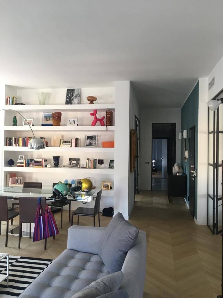 In soggiorno libreria in cartongesso  come parete bifacciale In soggiorno libreria in cartongesso  come parete bifacciale