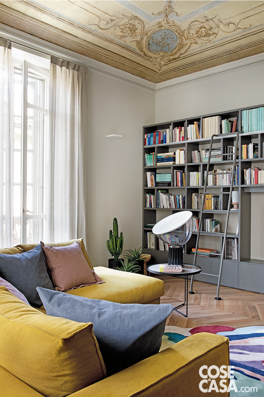 libreria grigia con scala in soggiorno con soffitto affrescato