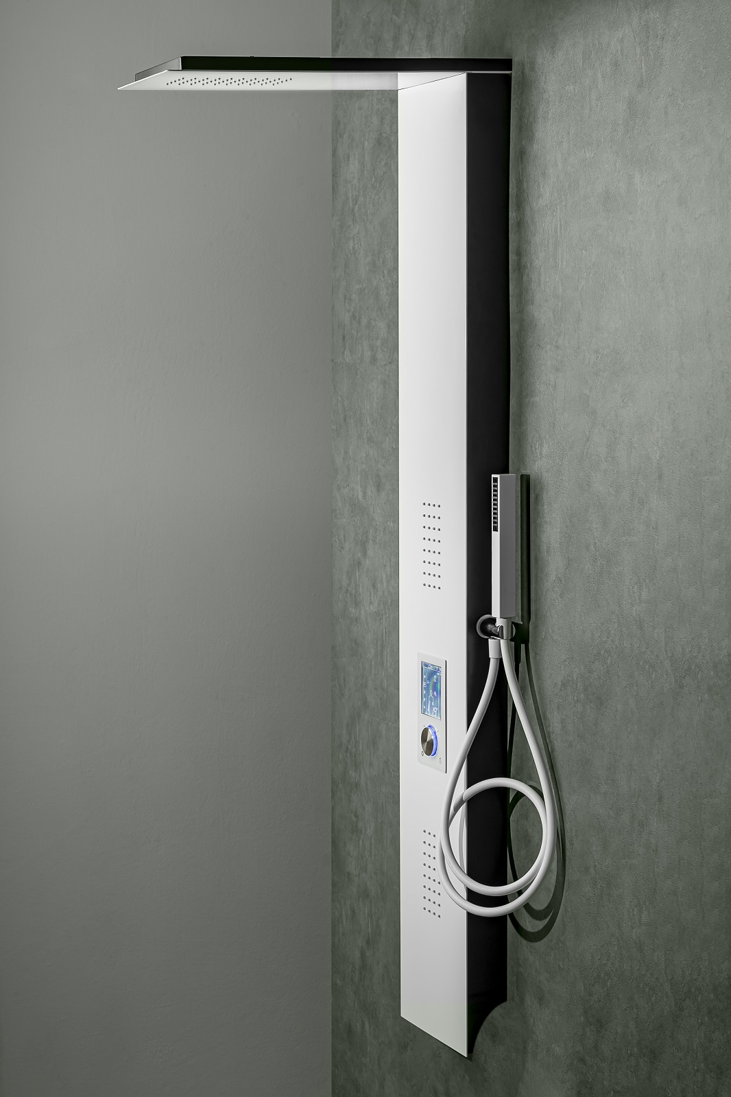Il pannello doccia in alluminio Chronos di Damast ha miscelatore digitale. Attraverso un dispositivo touch screen e un selettore circolare si può scegliere la tipologia di getto e al tempo stesso regolare flusso e temperatura dell’acqua evitando così eventuali sprechi. Tutto comandato dal display LCD che nella scocca del pannello presenta una serie di valvole elettromeccaniche che si aprono e chiudono in base alle richieste inviate dal touch. È disponibile in finitura bianca e nera. Misura L 24,6 x H 150,2 cm. Prezzo 1.939 euro. www.damast.it Il pannello doccia in alluminio Chronos di Damast ha miscelatore digitale. Attraverso un dispositivo touch screen e un selettore circolare si può scegliere la tipologia di getto e al tempo stesso regolare flusso e temperatura dell’acqua evitando così eventuali sprechi. Tutto comandato dal display LCD che nella scocca del pannello presenta una serie di valvole elettromeccaniche che si aprono e chiudono in base alle richieste inviate dal touch. È disponibile in finitura bianca e nera. Misura L 24,6 x H 150,2 cm. Prezzo 1.939 euro. www.damast.it