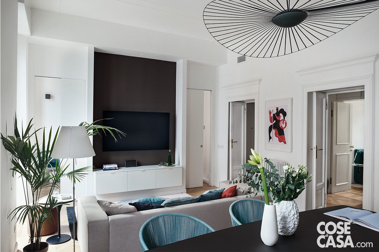 Zona relax nel living aperto, con schermo tv in nicchia