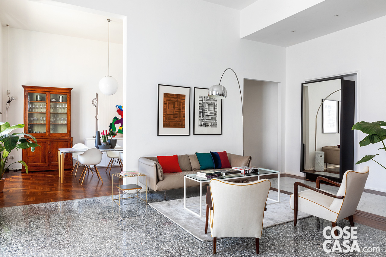 Il divano grigio è John-John di Poltrona Frau, design Jean-Marie Massaud, con cuscini di L’Opificio; incisioni a parete di Elena Mattia. La zona conversazione è completata dalla lampada da terra Arco di Flos, design Achille e Pier Giacomo Castiglioni. Il tappeto è di Karpeta. Progetto: damaSTUDIO associati, arch. Elena Mattia, arch. Arianna Manni, arch. Valentina D’Ambrosi. Foto e styling: Studio Wolo. Il divano grigio è John-John di Poltrona Frau, design Jean-Marie Massaud, con cuscini di L’Opificio; incisioni a parete di Elena Mattia. La zona conversazione è completata dalla lampada da terra Arco di Flos, design Achille e Pier Giacomo Castiglioni. Il tappeto è di Karpeta. Progetto: damaSTUDIO associati, arch. Elena Mattia, arch. Arianna Manni, arch. Valentina D’Ambrosi. Foto e styling: Studio Wolo.