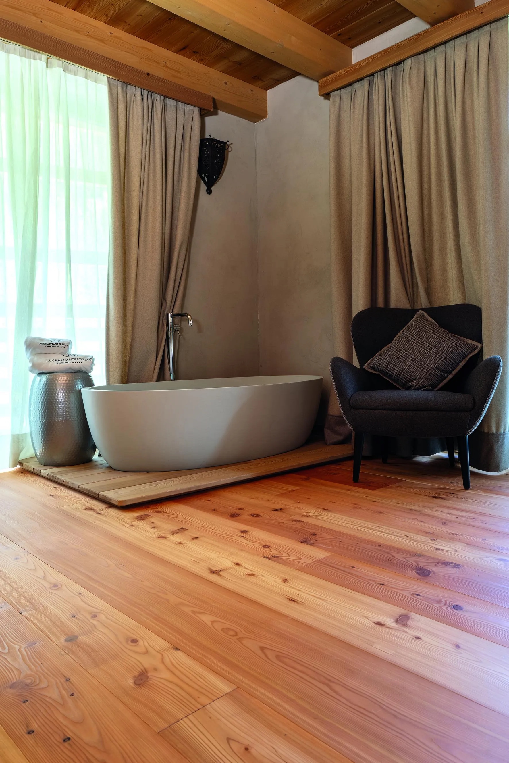 Il parquet Maxi Natura larice austriaco rustico spazzolato di CP Parquet è ideale per un utilizzo anche in bagno, grazie alla resistenza della struttura delle assi, realizzata solamente con vero legno. Stabilità e durata sono infatti garantite da due o tre strati, a seconda della versione, con strato nobile di 5 millimetri che resiste ottimamente al calpestio e all’usura. http://www.cpparquet.it Il parquet Maxi Natura larice austriaco rustico spazzolato di CP Parquet è ideale per un utilizzo anche in bagno, grazie alla resistenza della struttura delle assi, realizzata solamente con vero legno. Stabilità e durata sono infatti garantite da due o tre strati, a seconda della versione, con strato nobile di 5 millimetri che resiste ottimamente al calpestio e all’usura. http://www.cpparquet.it