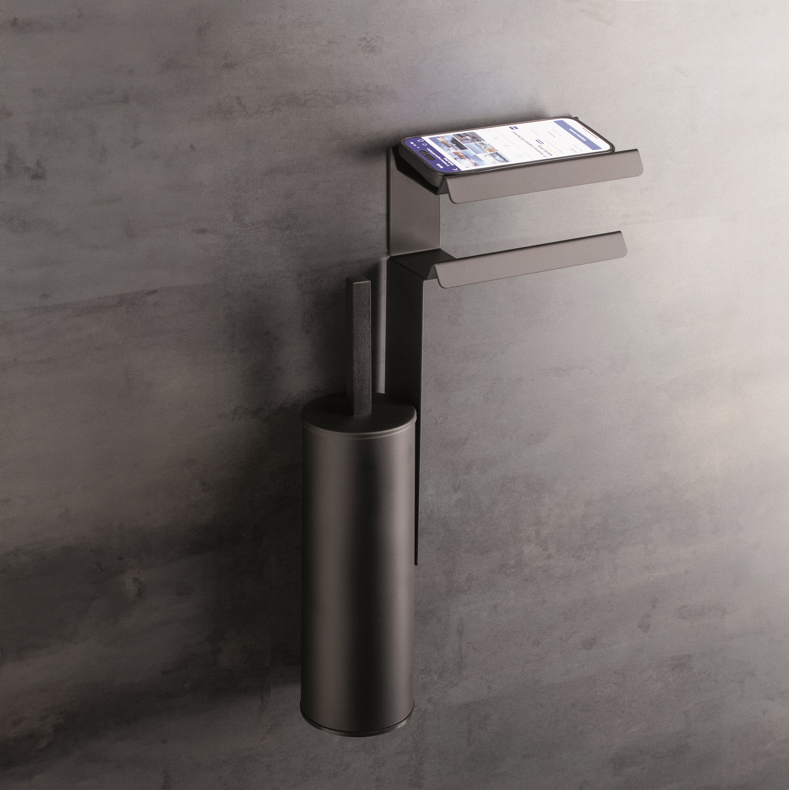 È multifunzione il porta rotolo e porta scopino a parete con piccola mensola della collezione Milano di Stilhaus. È disponibile in finitura acciaio, nero o bianco opaco. Misura L 24 x P 11 x H 46 cm. Prezzo 210 euro. www.stilhaus.it