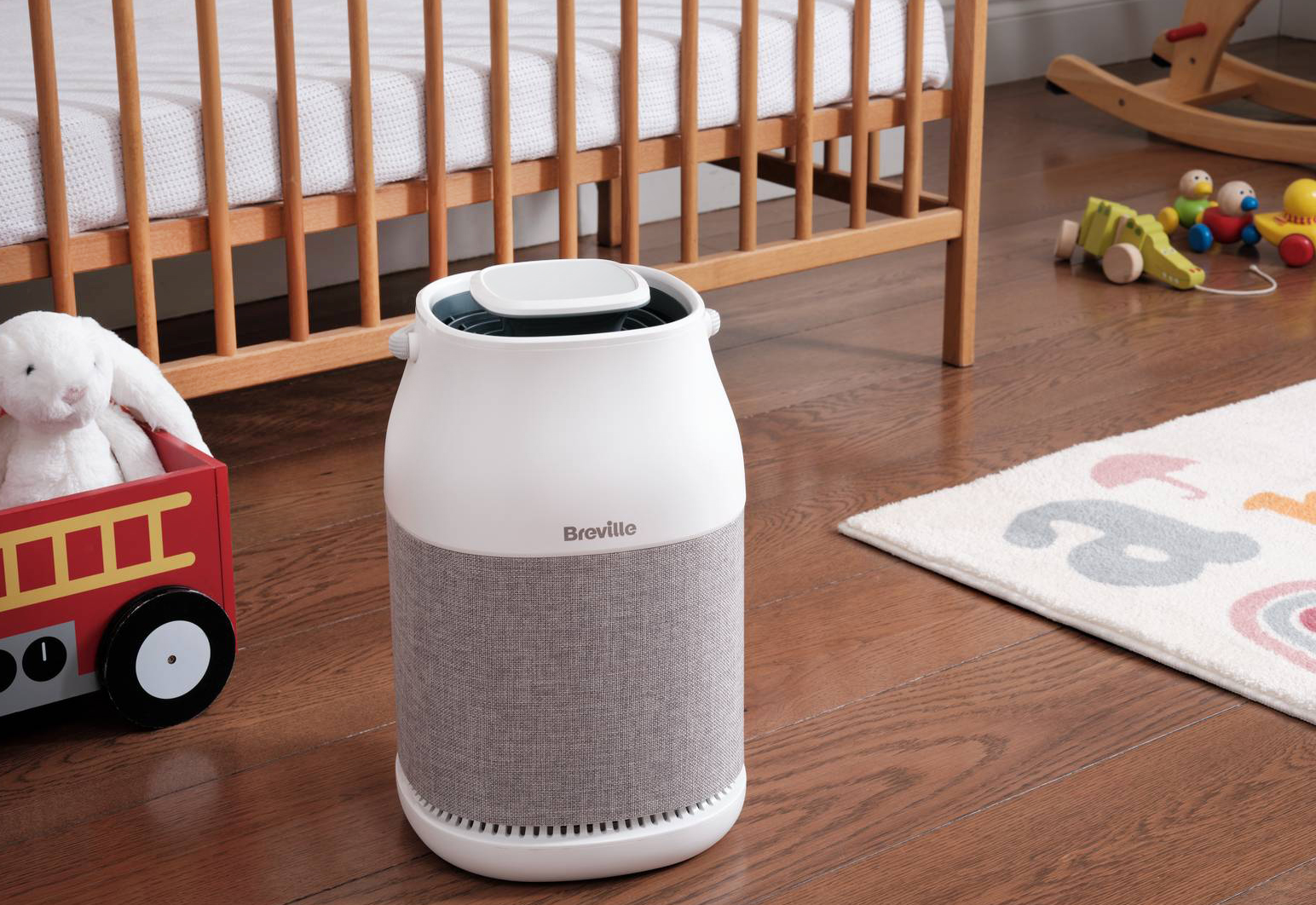 Il sistema di aspirazione a 360° del purificatore Light Protect BAP007 di Breville aspira l’aria da tutte le direzioni per raccogliere polvere, fumo, polline, spore di muffa e forfora di animali domestici ed offrire un’aria pulita e frizzante. Oltre ad avere il pre-filtro che cattura le particelle più grandi, quello HEPA H13 che rimuove fino al 99,97% delle impurità di dimensioni pari a 0,3 micron e il filtro a carboni attivi per neutralizzare gli odori indesiderati, è equipaggiato con una lampada ultravioletta sterilizzante. Prezzo 129,99 euro. Distr. da www.nital.it Il sistema di aspirazione a 360° del purificatore Light Protect BAP007 di Breville aspira l’aria da tutte le direzioni per raccogliere polvere, fumo, polline, spore di muffa e forfora di animali domestici ed offrire un’aria pulita e frizzante. Oltre ad avere il pre-filtro che cattura le particelle più grandi, quello HEPA H13 che rimuove fino al 99,97% delle impurità di dimensioni pari a 0,3 micron e il filtro a carboni attivi per neutralizzare gli odori indesiderati, è equipaggiato con una lampada ultravioletta sterilizzante. Prezzo 129,99 euro. Distr. da www.nital.it