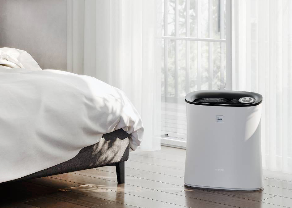 Grazie a un filtro a due stadi, composto da un pre-filtro e da un filtro HEPA, il purificatore d’aria UA-PE30E-WB di Sharp è in grado di eliminare sino al 99,97% delle particelle di sporco inclusi fumo, peli di animali, particelle disperse nell’aria e smog. Silenzioso, ha un livello di rumore che va da 26 a 46 decibel ed è dotato di modalità sleep. Il purificatore può essere facilmente posizionato nella camera da letto, nella stanza dei bambini e in ufficio. Prezzo 65 euro. https://www.sharpconsumer.it/elettrodomestici/pe30ewb/ Grazie a un filtro a due stadi, composto da un pre-filtro e da un filtro HEPA, il purificatore d’aria UA-PE30E-WB di Sharp è in grado di eliminare sino al 99,97% delle particelle di sporco inclusi fumo, peli di animali, particelle disperse nell’aria e smog. Silenzioso, ha un livello di rumore che va da 26 a 46 decibel ed è dotato di modalità sleep. Il purificatore può essere facilmente posizionato nella camera da letto, nella stanza dei bambini e in ufficio. Prezzo 65 euro. https://www.sharpconsumer.it/elettrodomestici/pe30ewb/