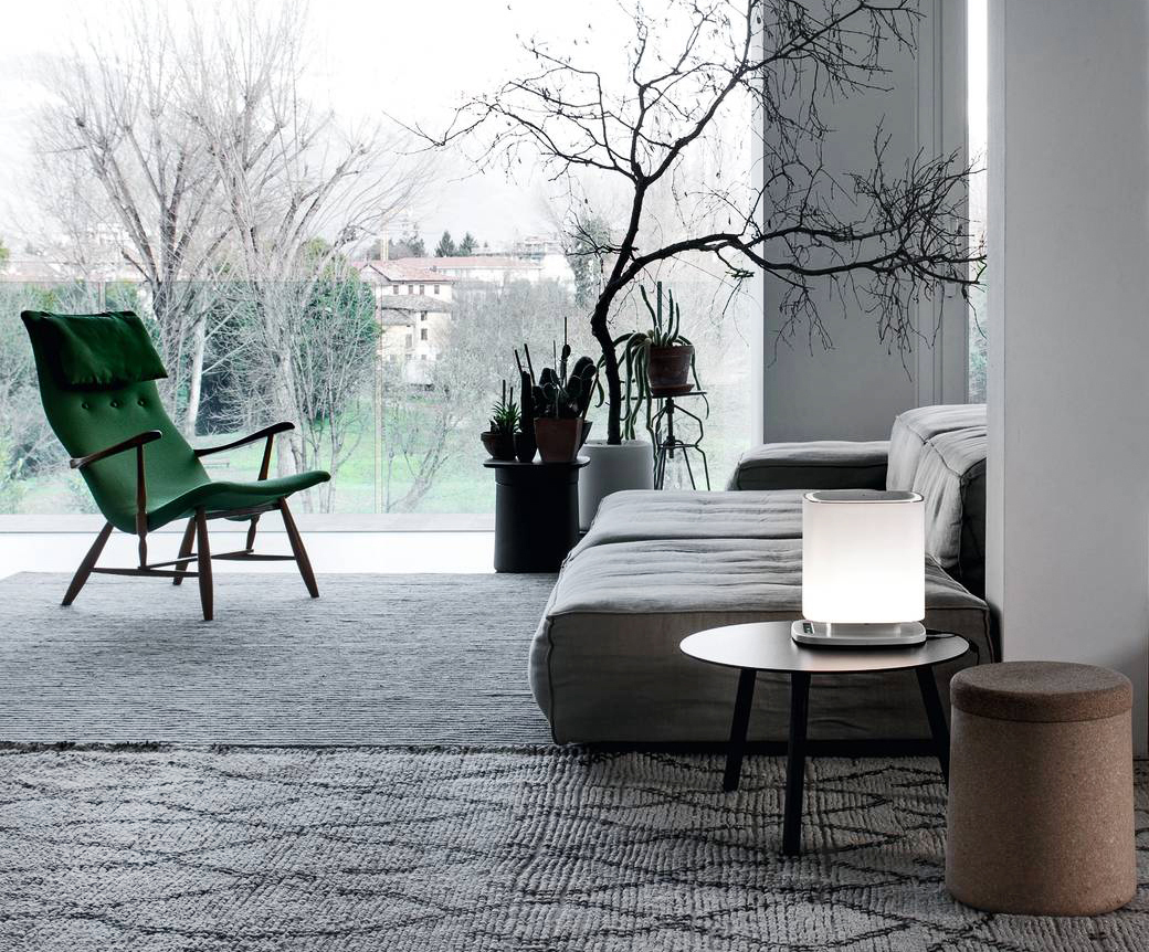 Il purificatore d'aria con sistema ionizzante Bellaria di Falmec è una lampada d'ambiente con luce led a intensità regolabile e vetro di Murano soffiato a mano. Grazie al suo sistema di ionizzazione attiva, agisce con efficacia su odori, batteri, virus, muffe, acari e allergeni presenti nell'aria degli ambienti chiusi domestici e contribuisce a ricreare l'equilibrio ionico privo di inquinamento. Misura L 24 x P 26 x H 27 cm. Prezzo 990 euro. https://www.e-falmec.com/products/138-bellaria.aspx Il purificatore d'aria con sistema ionizzante Bellaria di Falmec è una lampada d'ambiente con luce led a intensità regolabile e vetro di Murano soffiato a mano. Grazie al suo sistema di ionizzazione attiva, agisce con efficacia su odori, batteri, virus, muffe, acari e allergeni presenti nell'aria degli ambienti chiusi domestici e contribuisce a ricreare l'equilibrio ionico privo di inquinamento. Misura L 24 x P 26 x H 27 cm. Prezzo 990 euro. https://www.e-falmec.com/products/138-bellaria.aspx