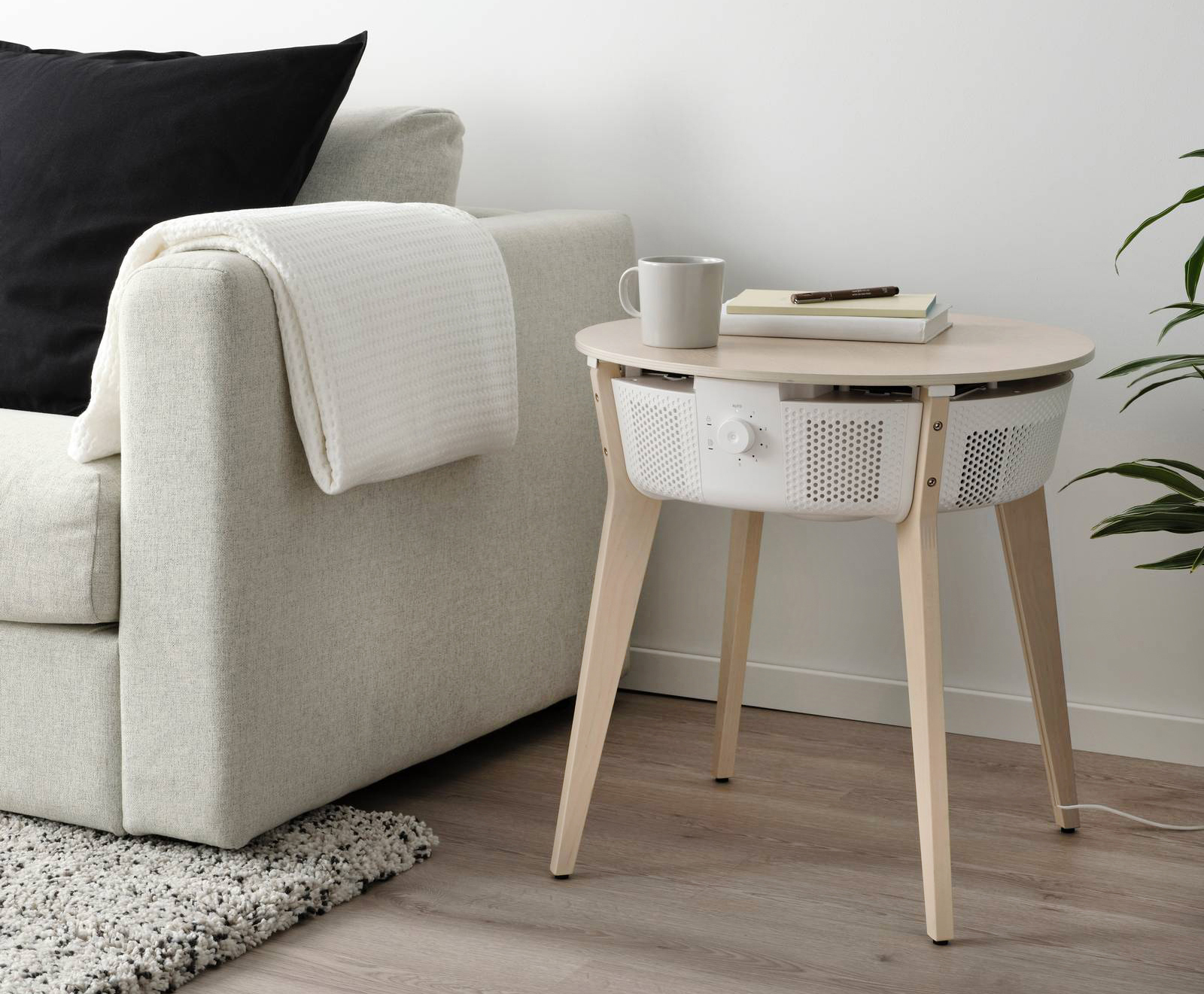 Il tavolo in impiallacciatura di rovere/mordente/bianco smart Starkvind di Ikea comprende anche un purificatore d'aria. Impostato sulla modalità automatica, rileva le particelle sospese nell'aria (PM 2,5) e regola automaticamente la velocità della ventola. Può essere gestito anche tramite app. Misura 54x55 cm. Prezzo 159 euro. www.ikea.it Il tavolo in impiallacciatura di rovere/mordente/bianco smart Starkvind di Ikea comprende anche un purificatore d'aria. Impostato sulla modalità automatica, rileva le particelle sospese nell'aria (PM 2,5) e regola automaticamente la velocità della ventola. Può essere gestito anche tramite app. Misura 54x55 cm. Prezzo 159 euro. www.ikea.it