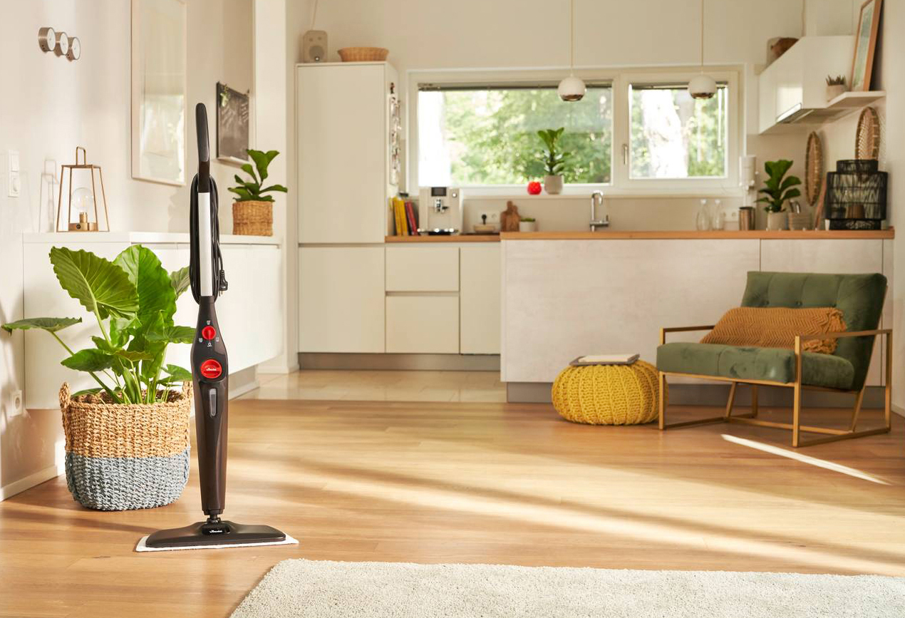 L’ampia piastra rettangolare da 40 cm della scopa a vapore Steam XXL Power Pad di Vileda assicura un maggiore contatto con il pavimento e un modo più rapido ed efficace per pulire le grandi superfici e sotto i mobili. La forza pulente è massimizzata dal nuovo panno Power Pad che combina la capacità assorbente con il potere pulente di due differenti fibre in 100% microfibra. Si riscalda in 15 minuti, ha regolazione del vapore per adattarsi alle diverse superfici e panno riutilizzabile, lavabile in lavatrice fino a 60°. Prezzo 119,99 euro. http://www.vileda.it L’ampia piastra rettangolare da 40 cm della scopa a vapore Steam XXL Power Pad di Vileda assicura un maggiore contatto con il pavimento e un modo più rapido ed efficace per pulire le grandi superfici e sotto i mobili. La forza pulente è massimizzata dal nuovo panno Power Pad che combina la capacità assorbente con il potere pulente di due differenti fibre in 100% microfibra. Si riscalda in 15 minuti, ha regolazione del vapore per adattarsi alle diverse superfici e panno riutilizzabile, lavabile in lavatrice fino a 60°. Prezzo 119,99 euro. http://www.vileda.it