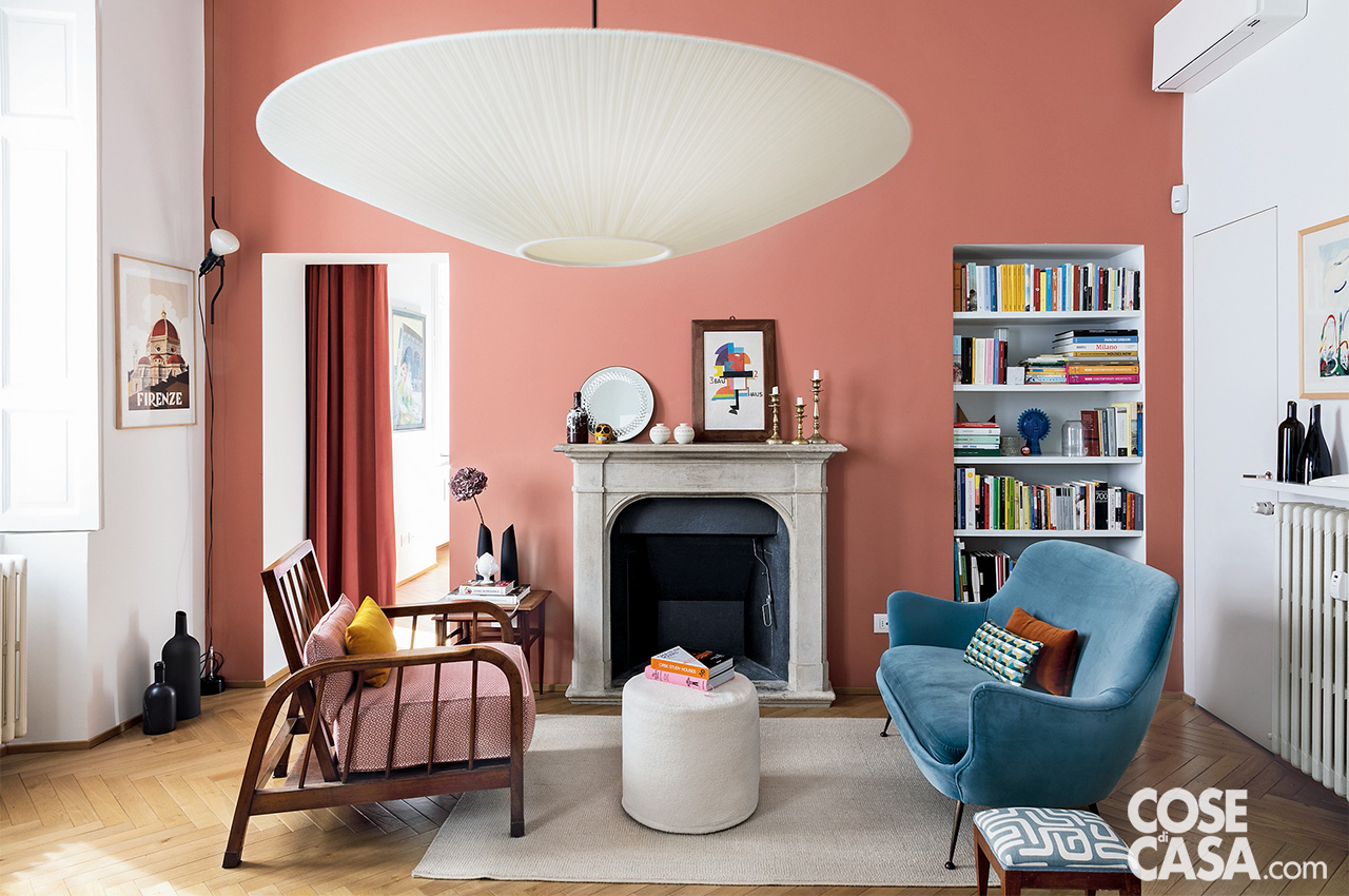soggiorno con divano azzurro camino e parete rosa terracotta soggiorno con divano azzurro camino e parete rosa terracotta