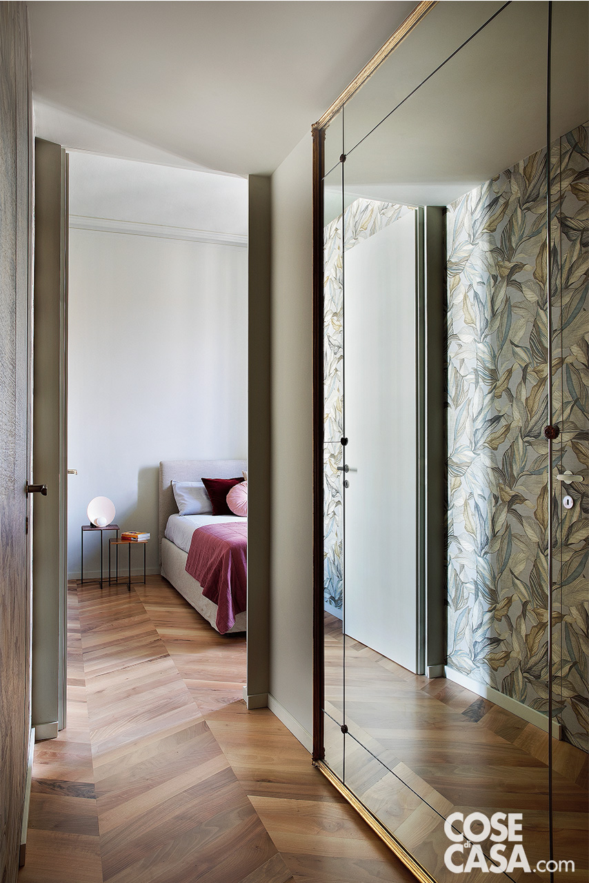 specchio a tutta perete nel corridoio