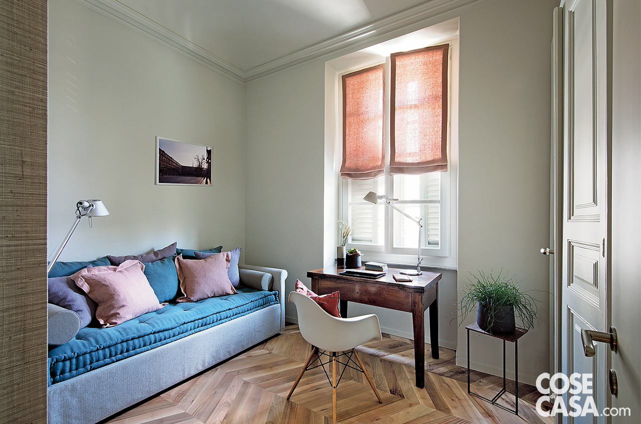 studio con scrittoio sotto finestra