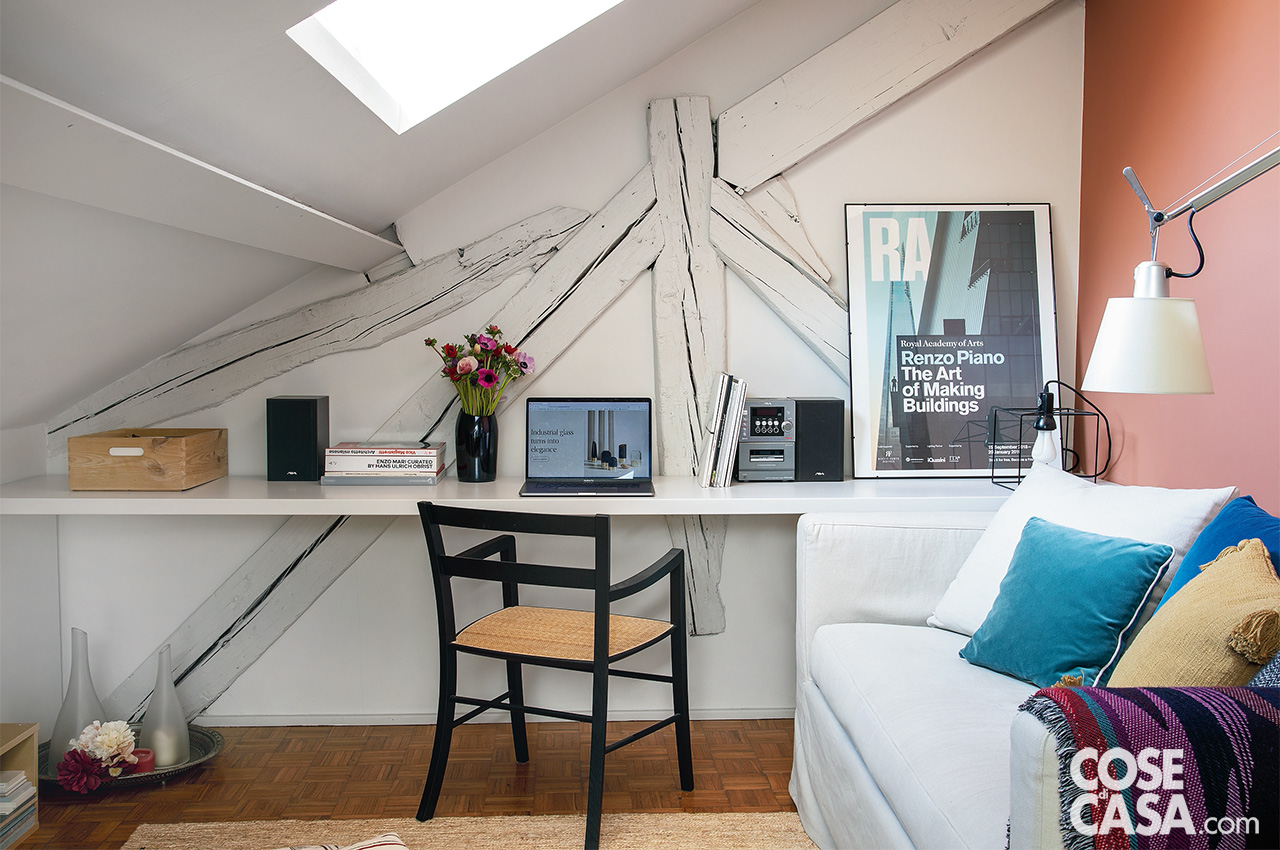studio con scrivania bianca nel sottotetto studio con scrivania bianca nel sottotetto
