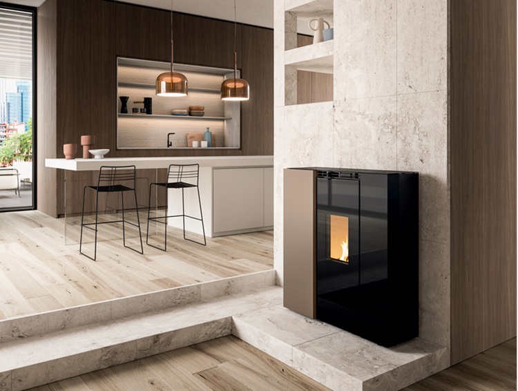 Tiffany Idro di Palazzetti è una termostufa ermetica che riscalda sia ad aria che acqua. Ha sistema di combustione totale del pellet con minima produzione di cenere e sistema di autopulizia totale sia del vraciere che dei tubi di scambio. IL programmatore digitale permette la gestione delle fasco orario di funzionamento. Il rivestimento è in acciaio verniciato e vetro. Serbatoio 30 kg. Classe A++, ambientale 5 stelle. Potenza 13 e 20,5 kW. Misura L 101 x P 36 x H 116 cm. Prezzo 5.710 euro. www.palazzetti.it Tiffany Idro di Palazzetti è una termostufa ermetica che riscalda sia ad aria che acqua. Ha sistema di combustione totale del pellet con minima produzione di cenere e sistema di autopulizia totale sia del vraciere che dei tubi di scambio. IL programmatore digitale permette la gestione delle fasco orario di funzionamento. Il rivestimento è in acciaio verniciato e vetro. Serbatoio 30 kg. Classe A++, ambientale 5 stelle. Potenza 13 e 20,5 kW. Misura L 101 x P 36 x H 116 cm. Prezzo 5.710 euro. www.palazzetti.it