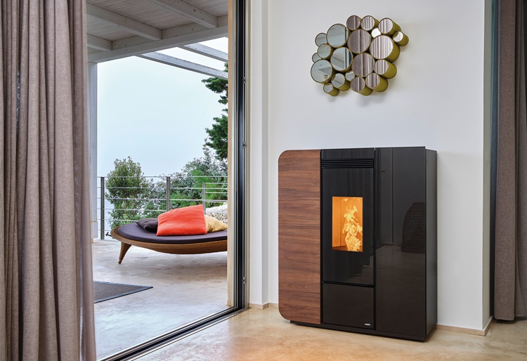 La termostufa a pellet H17 Light di Nobis ha rivestimento in legno e profondità ridotta: misura L 94 x P 35 x H 112 cm. Riscalda l’acqua dell’impianto, il braciere viene pulito in automatico e il ventilatore frontale può essere escluso. Potenza 7,9-20 kW. Classe A++, ambientale 4 stelle. Costa da 4.990 euro + Iva. www.nobisfire.it La termostufa a pellet H17 Light di Nobis ha rivestimento in legno e profondità ridotta: misura L 94 x P 35 x H 112 cm. Riscalda l’acqua dell’impianto, il braciere viene pulito in automatico e il ventilatore frontale può essere escluso. Potenza 7,9-20 kW. Classe A++, ambientale 4 stelle. Costa da 4.990 euro + Iva. www.nobisfire.it